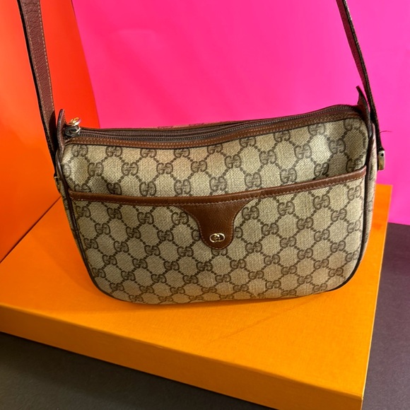 Gucci GG logo crossbody bag a beautiful and clean Gucci bag - Picture 3 of 17